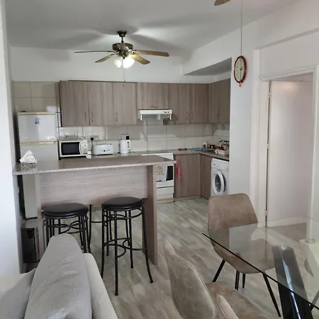 Queen Victoria Sea View Apartmán *